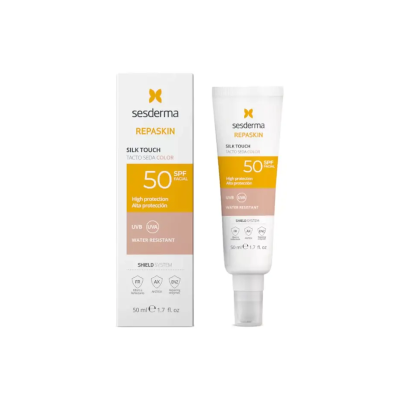 Creme solar facial Sesderma FPS 50 em tubo branco com caixa correspondente