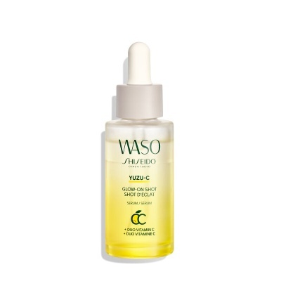 Frasco de sérum amarelo WASO SHISEIDO com conta-gotas em fundo branco