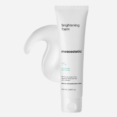Tubo branco de produto cosmético brightening foam da mesoestetic com amostra do produto ao lado.