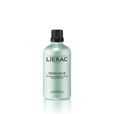 Frasco verde translúcido de produto cosmético LIERAC SÉBOLOGIE com tampa preta