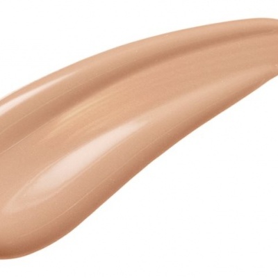 Mancha de base líquida bege claro com textura cremosa