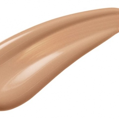 Mancha líquida bege claro cremosa sobre fundo branco