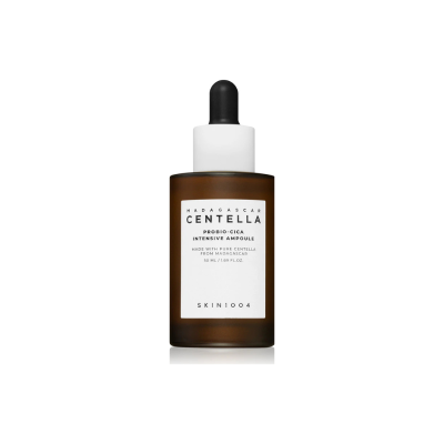 Frasco castanho de sérum com conta-gotas e rótulo branco SKIN1004