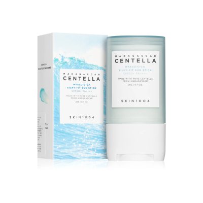Stick solar SKIN1004 Madagascar Centella com embalagem azul e branca