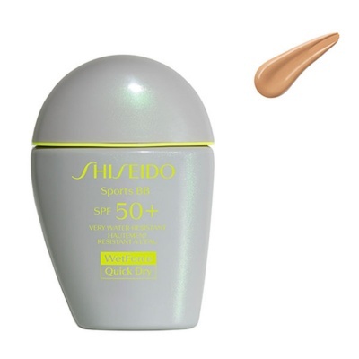 Frasco cinzento de proteção solar Shiseido Sports BB SPF 50+ com amostra do produto em tom bege