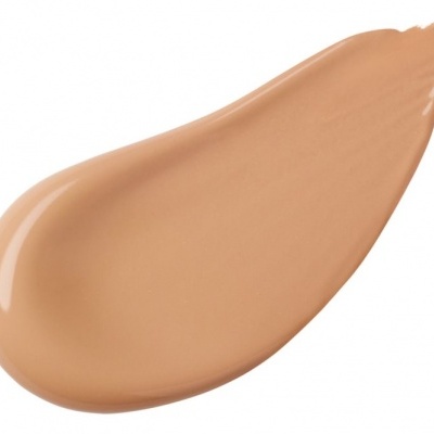 Mancha líquida de base de tom bege claro numa textura cremosa