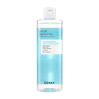 Garrafão de água micelar 'Low pH Niacinamide Micellar Cleansing Water' da marca COSRX, líquido azul claro visível na embalagem transparente