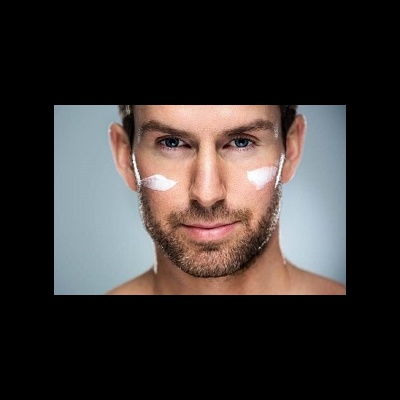Homem com creme branco nas bochechas