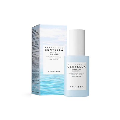 Frasco e embalagem sérum facial SKIN1004 Madagascar Centella Blue Serum azul e branco com imagem de mar