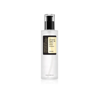 Frasco branco com bomba contendo Advanced Snail 96 Mucin Power Essence da COSRX