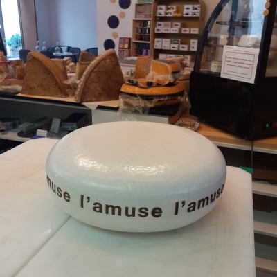 Queijo redondo branco com texto l'amuse em loja