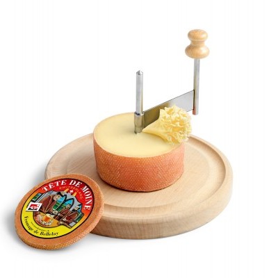 Queijo Tête de Moine com cortador sobre base de madeira