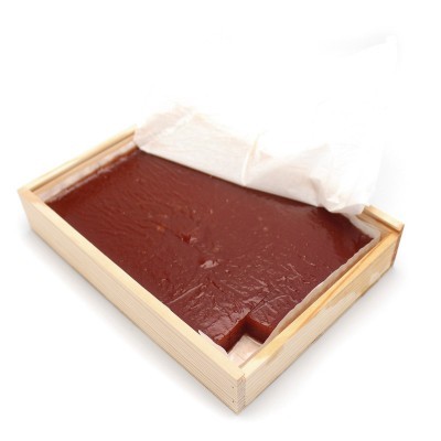 Doce vermelho em caixa de madeira com tampa de papel