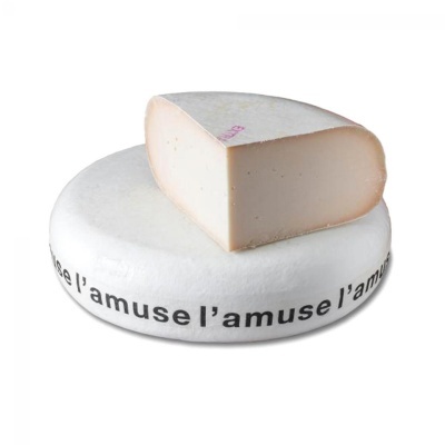 Queijo redondo branco com fatia cortada e texto 'l'amuse' na embalagem