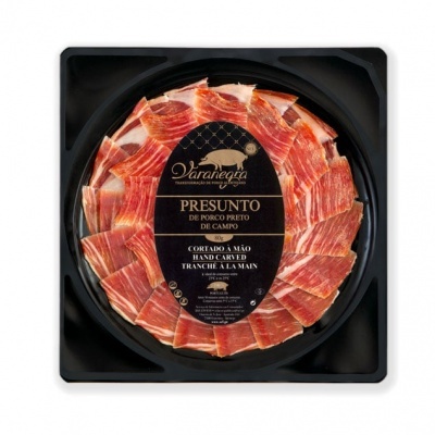 Embalagem redonda de presunto fatiado com etiqueta preta e dourada no centro