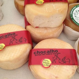 Queijos curados de cabra com etiquetas vermelhas Chocalho