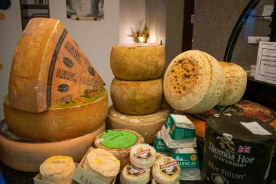 Variedade de queijos em balcão de madeira