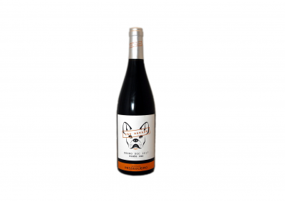 Garrafa de vinho escura com rótulo de cão e texto Nouveau Dog 2017