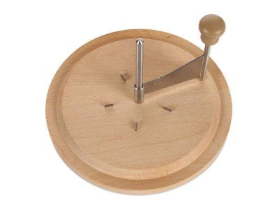 Fatiador manual de maçã redondo em madeira com lâmina metálica e pega em madeira