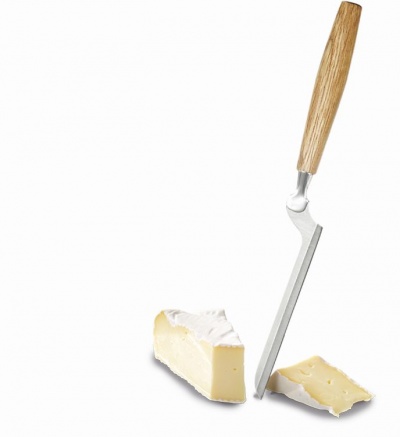 Faca para queijo com cabo em madeira e queijo cremoso branco em fundo branco