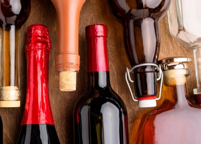 Garrafa de vidro com tampa em cima de madeira