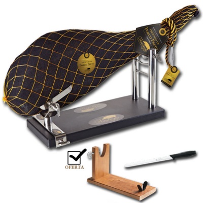 Presunto inteiro numa rede protetora preta com padrão dourado num suporte metálico com base preta, com faca e suporte de madeira desmontado