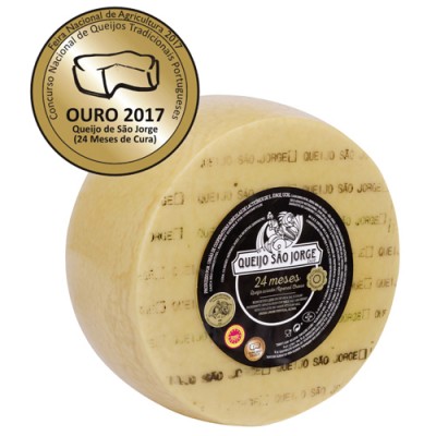 Roda de queijo Queijo São Jorge com etiqueta preta e selo Ouro 2017