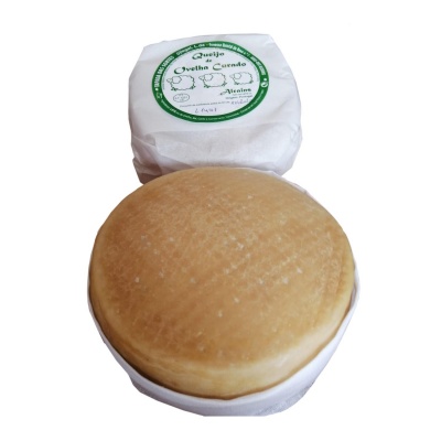 Queijo redondo bege claro com embalagem branca e rótulo verde