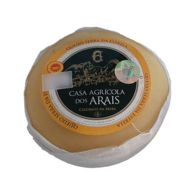 Queijo redondo Serra da Estrela com rótulo preto e amarelo e embalagem de tecido branco