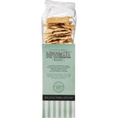 Pacote transparente com biscoitos Diplomatá Biscuit e rótulo verde