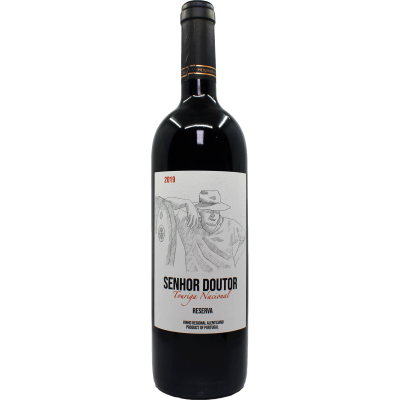 Garrafa de vinho tinto Senhor Doutor com rótulo branco e desenho de homem com chapéu