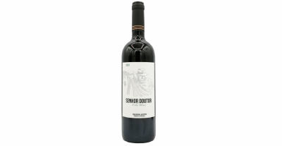 Garrafa de vinho tinto com rótulo branco e texto preto Senhor Doutor.