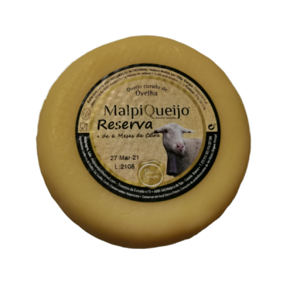 Queijo curado de ovelha Malpi Queijo Reserva com rótulo preto e bege e imagem de ovelha