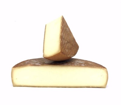 Dois pedaços de queijo com casca castanha e interior amarelo claro em fundo branco