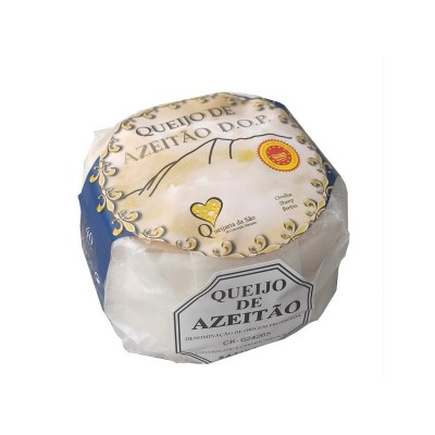 Queijo de Azeitão D.O.P. embalado em papel branco com rótulo azul e branco e selo vermelho