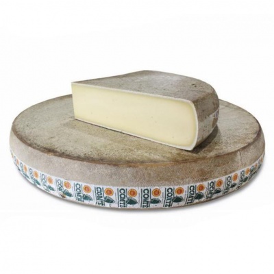 Queijo redondo com metade cortada mostrando interior macio amarelo claro