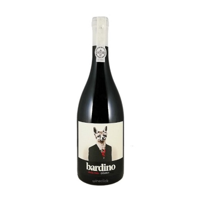 garrafa de vinho bardino com rótulo de cão vestido formalmente
