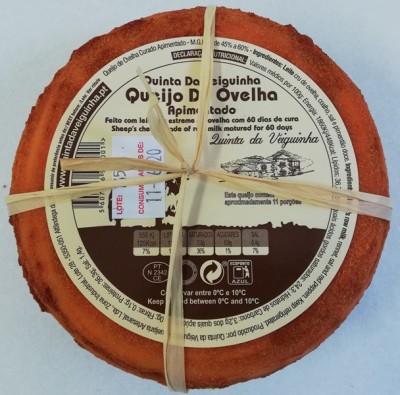 Queijo de Ovelha Apimentado da Quinta da Veiguinha com rótulo circular e cordão natural