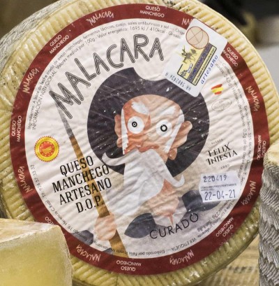 Queijo manchego artesanal curado Malacara com rótulo colorido e personagem de desenho animado