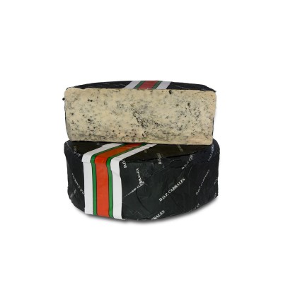 Queijo com embalagem preta e faixas coloridas, metade cortada mostrando interior cremoso manchado