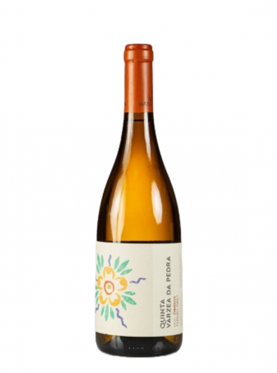 Garrafa de vinho branco com rótulo branco e flor colorida