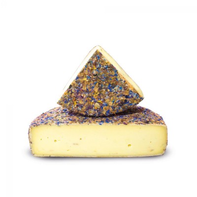 Queijo em bloco com camada exterior decorada com pétalas secas coloridas