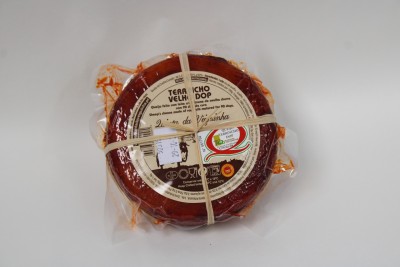 Chouriço redondo fumado embalado a vácuo com etiquetas redondas.