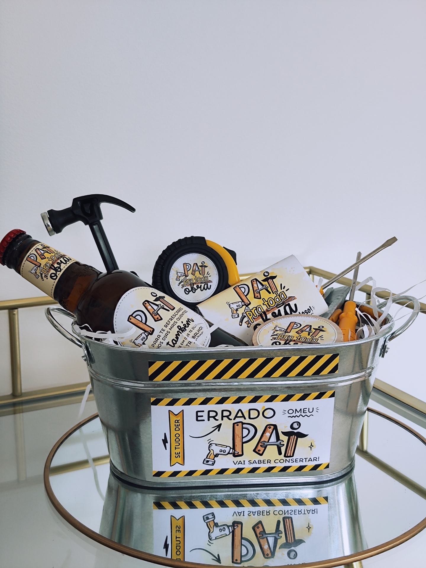 Balde metálico com garrafa de cerveja e ferramentas PAT