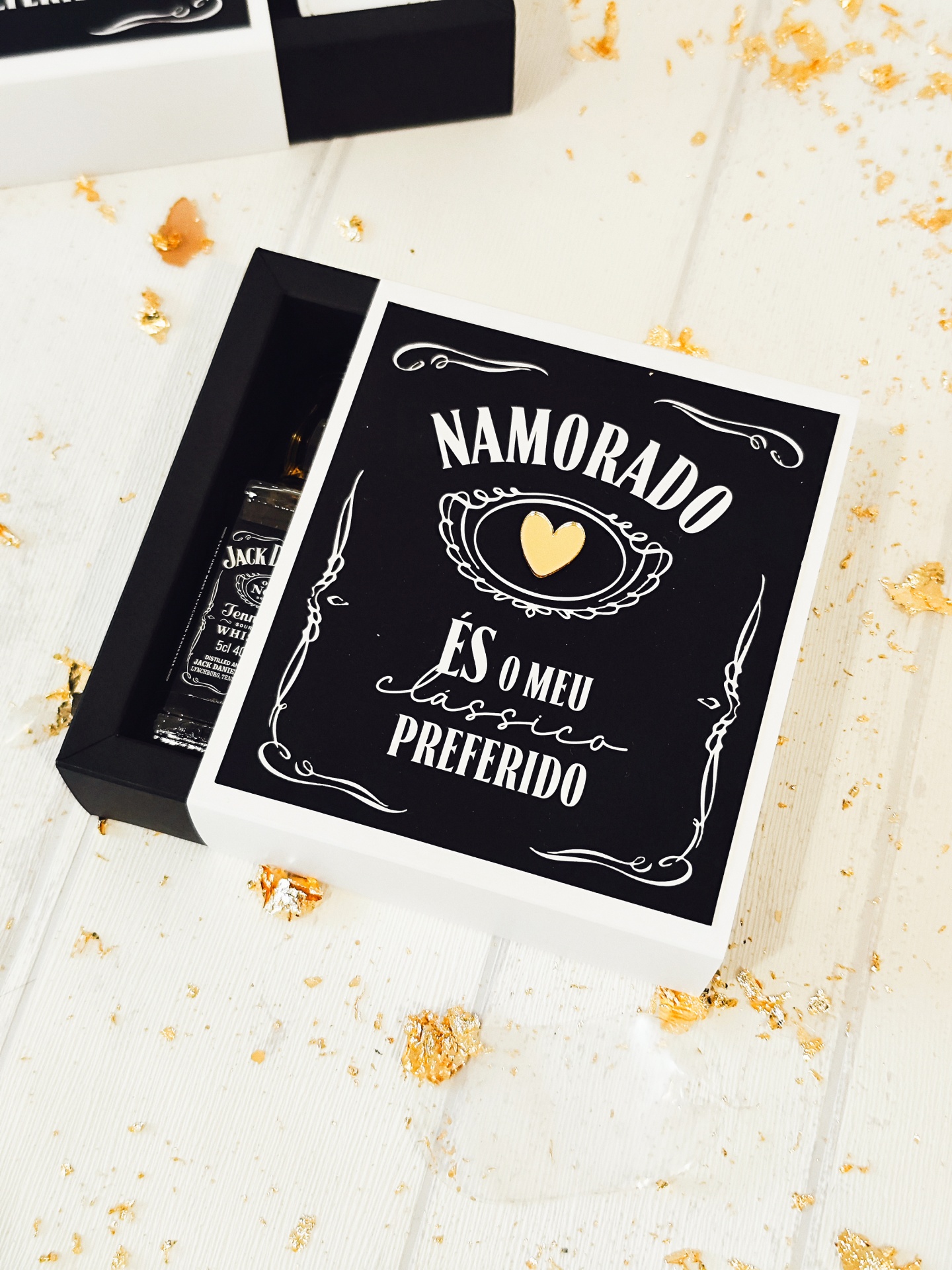 Caixa decorativa preta e branca com mini garrafa de whiskey Jack Daniels