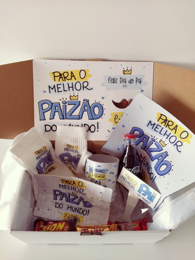 Cesta de presente com produtos para o Dia do Pai, em caixa branca e mensagens em português.