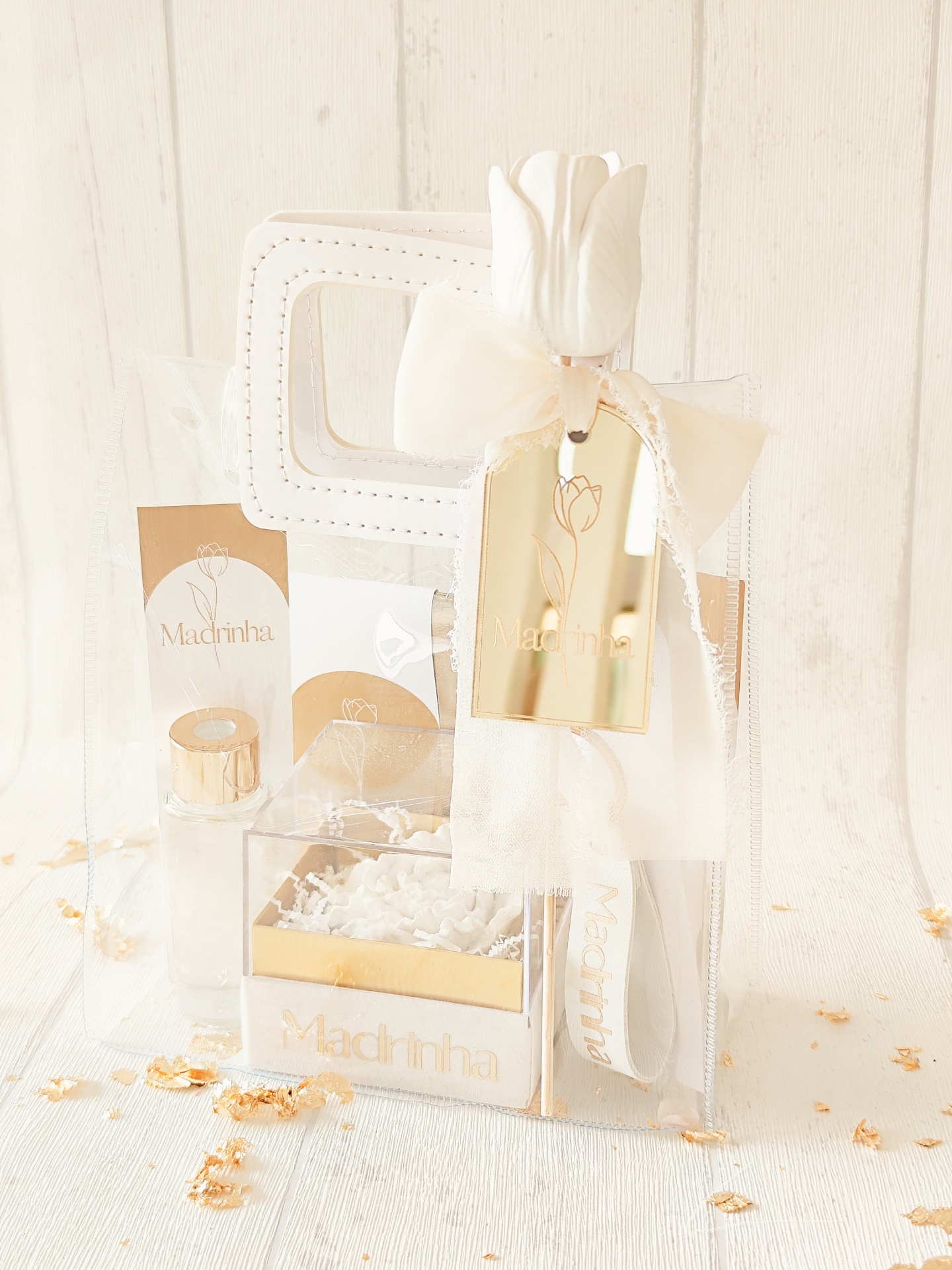 Kit de presente transparente com frasco, caixa e rótulos Madrinha decorados com tulipa e laço branco.