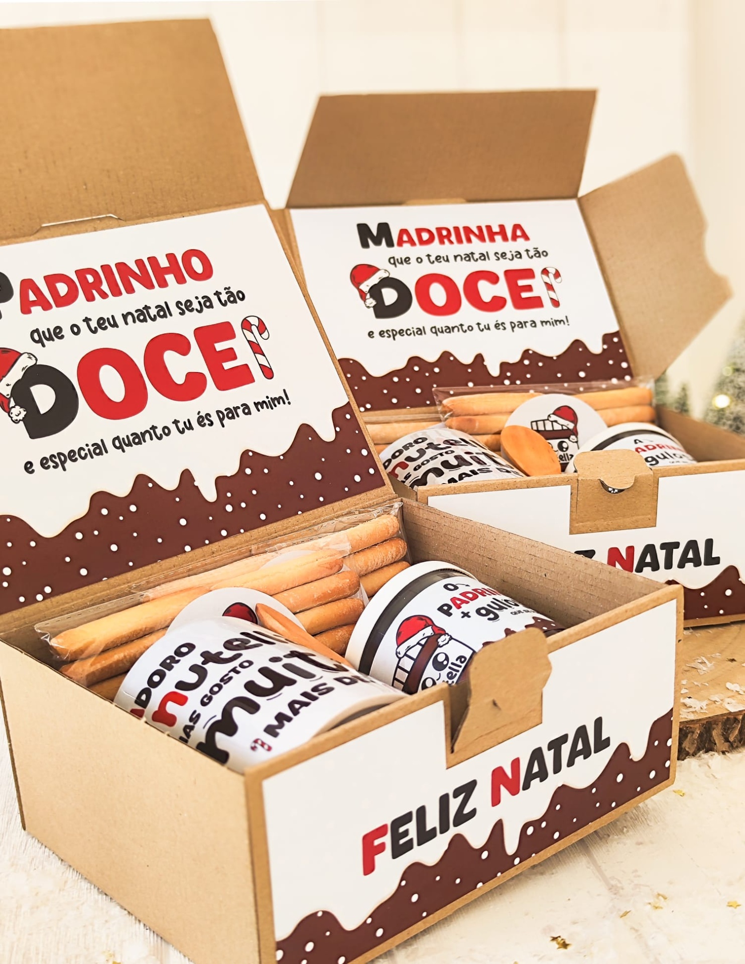 Caixas de presente de Natal com design de chocolate e canecas com texto em português e palitos de pão