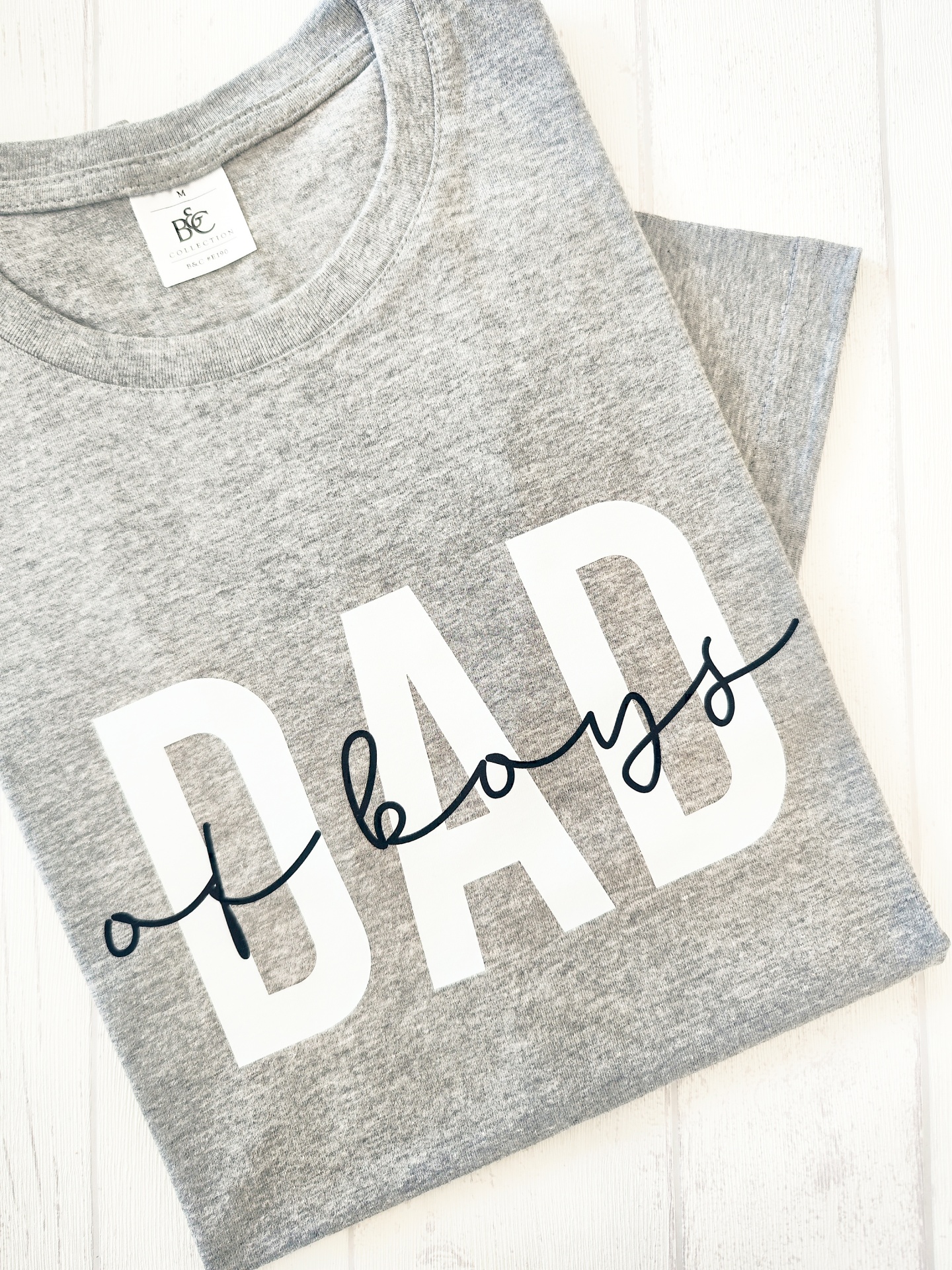 T-shirt cinza com estampa branca e preta 'DAD of boys'