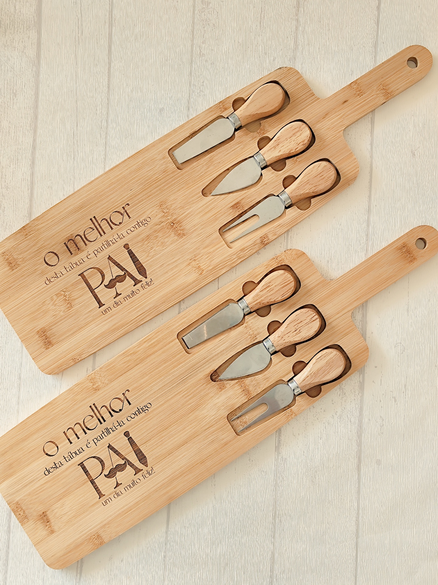 Dois tabuleiros de corte em madeira com três facas e gravação